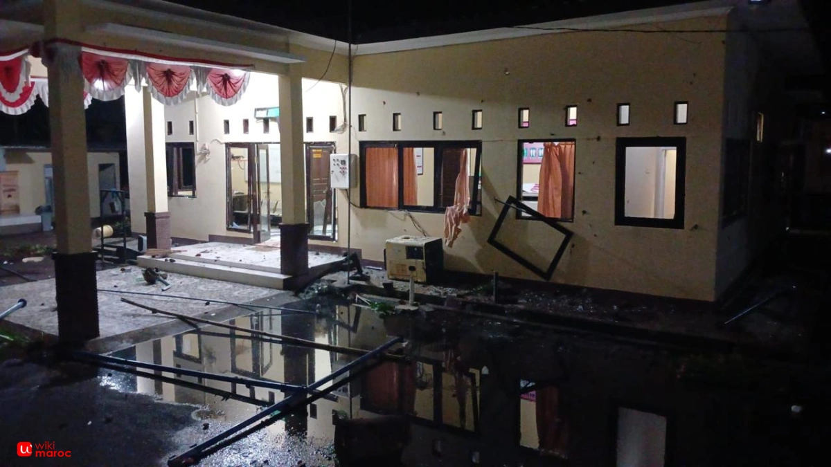 Polsek Kayangan dibakar